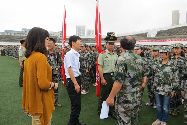 公司领导亲切慰问军训教官及2013级军训员工